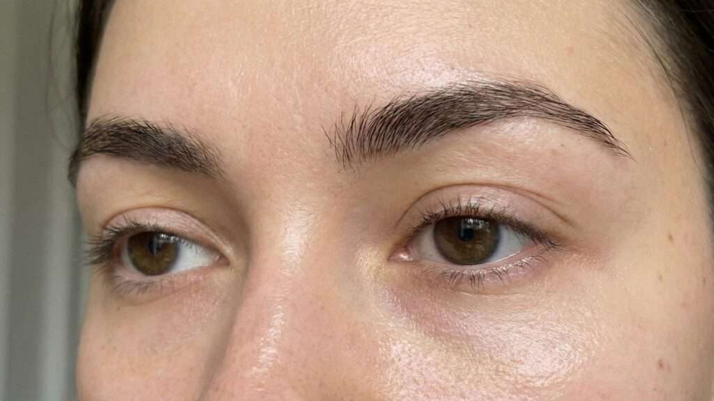 Mulher com estilo de sobrancelha natural