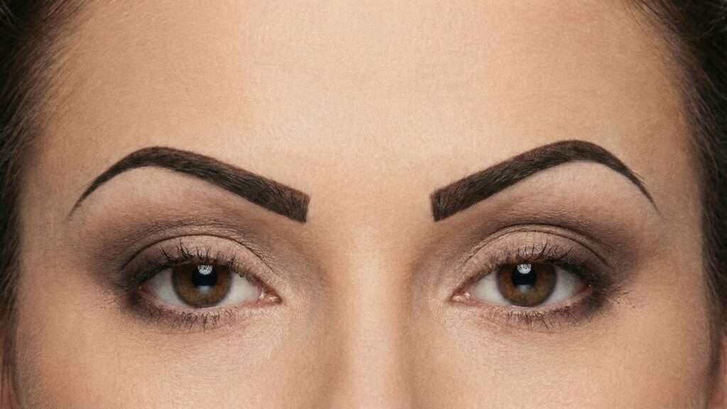 Mulher com estilo de sobrancelha fina