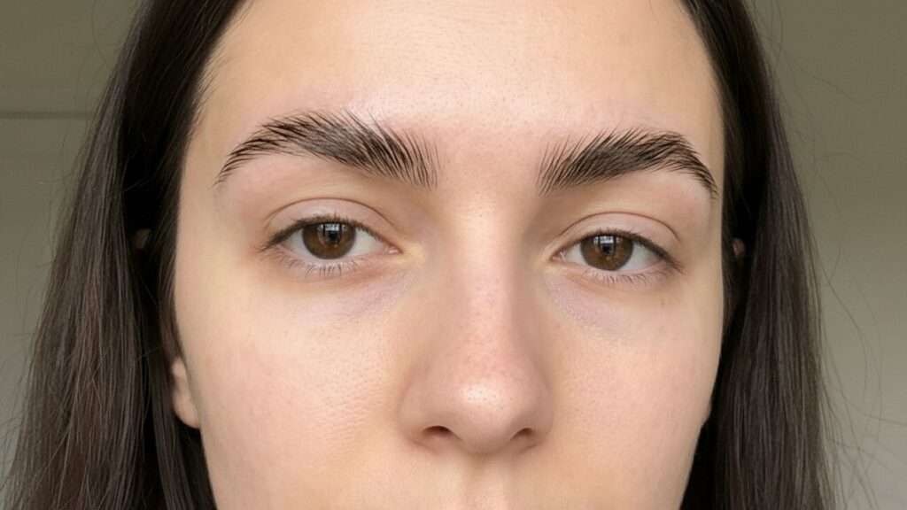 Mulher com estilo de sobrancelha soap brows