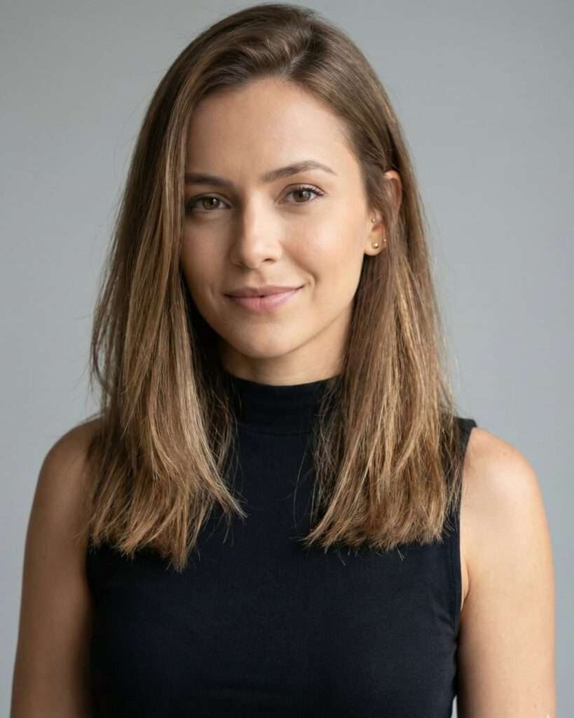 Mulher brasileira com corte de cabelo reto e com textura