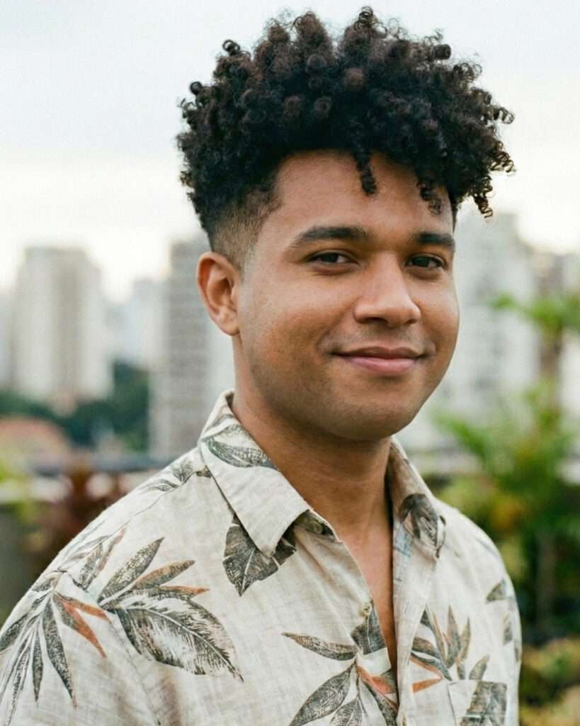 Homem brasileiro com o tipo de cabelo cacheado apertado (3C)