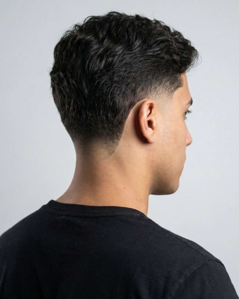 Homem com corte de cabelo degradê drop fade