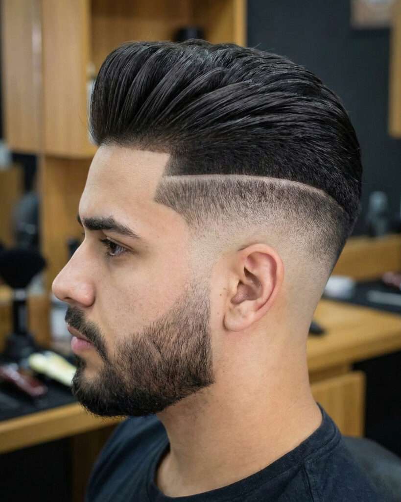 Homem com corte de cabelo degradê com undercut