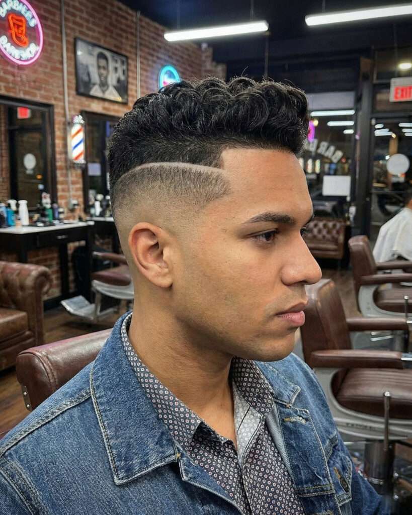 Homem com corte masculino fade com risco que está em alta em 2026