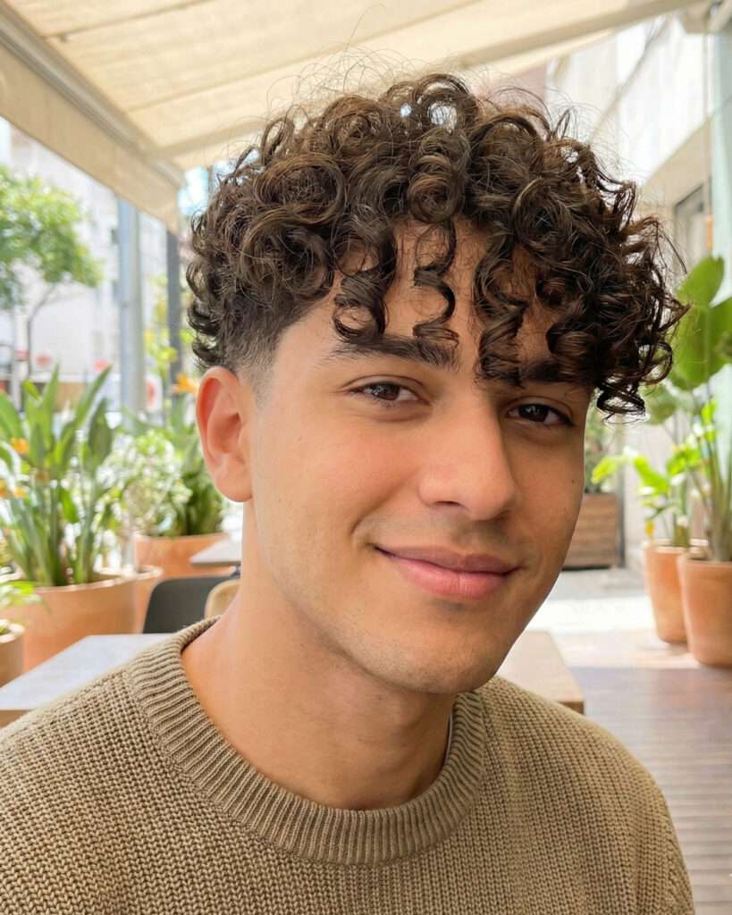homem com corte de cabelo masculino fringe cacheado