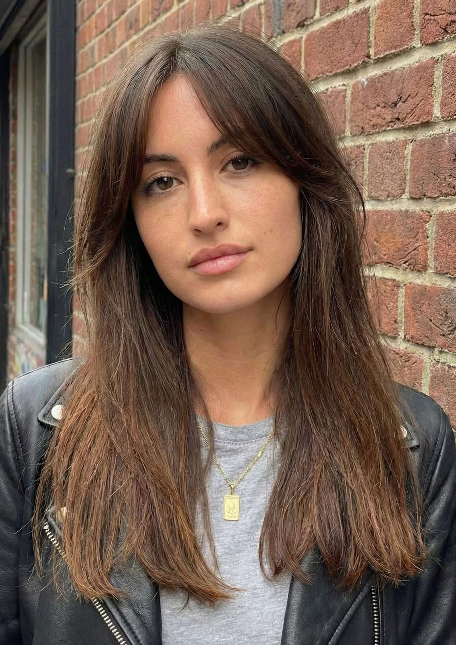 Mulher com corte de cabelo longo com franja cortina