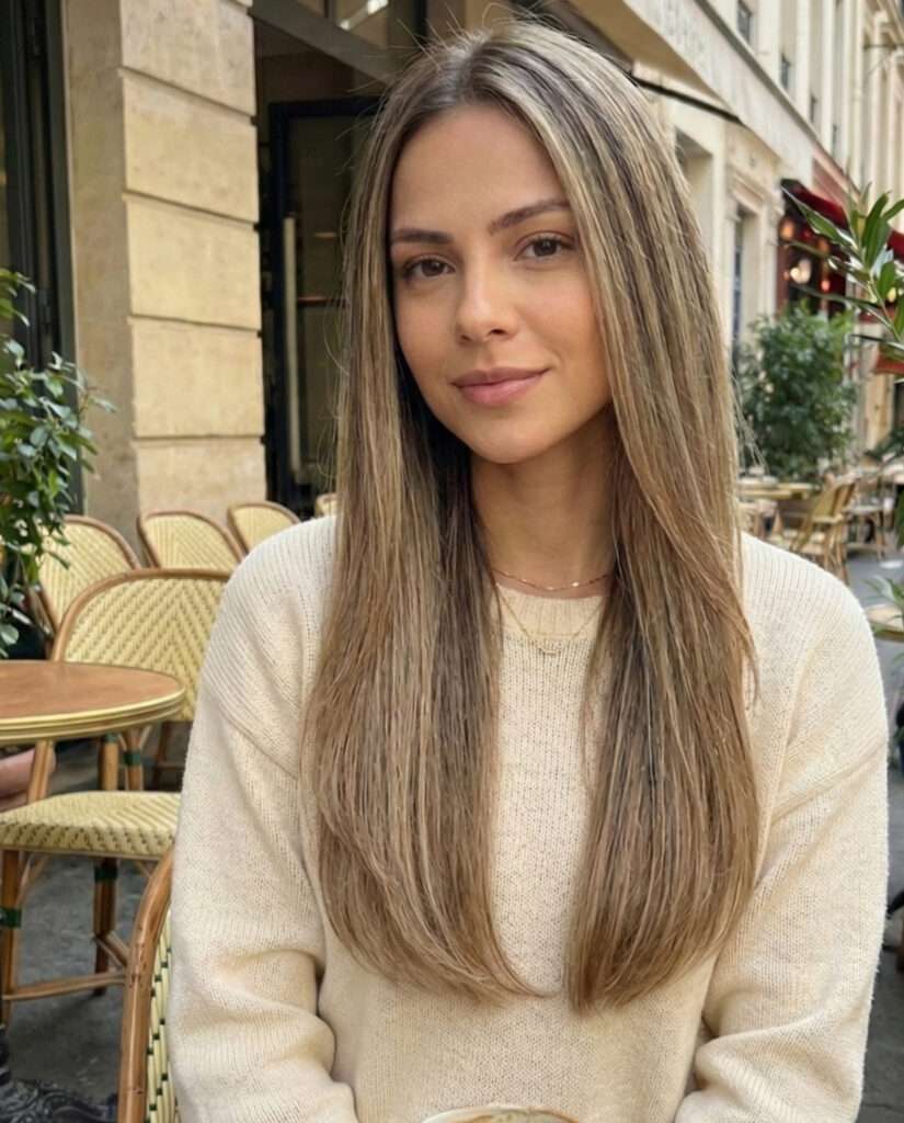 Uma mulher com cabelo longo fino