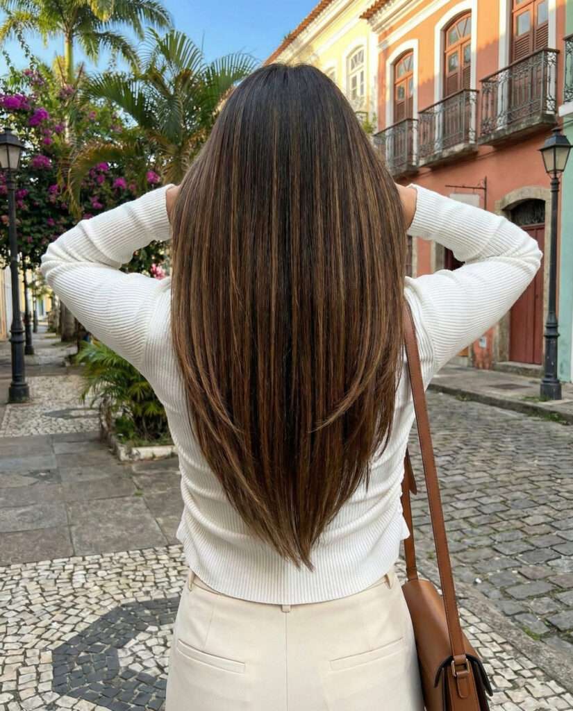 Uma mulher com cabelo longo grosso