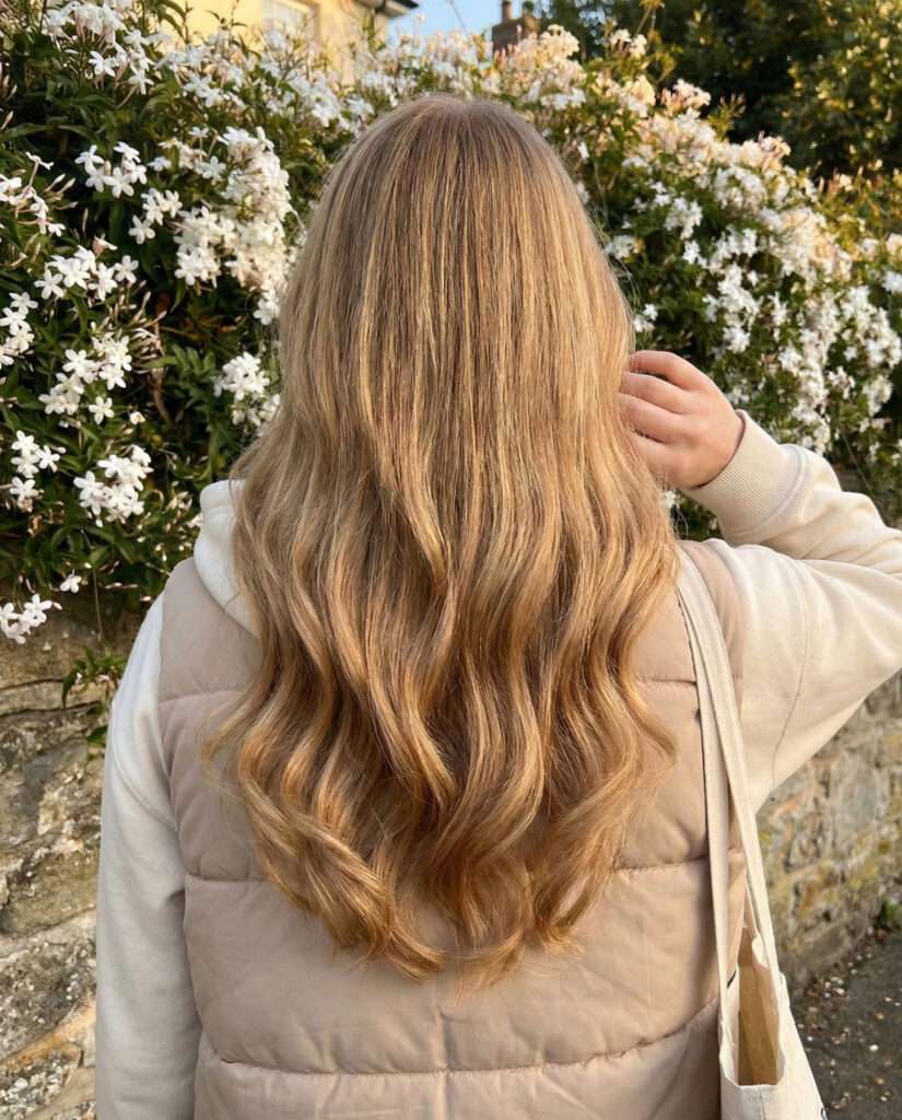 Uma mulher com cabelo longo ondulado