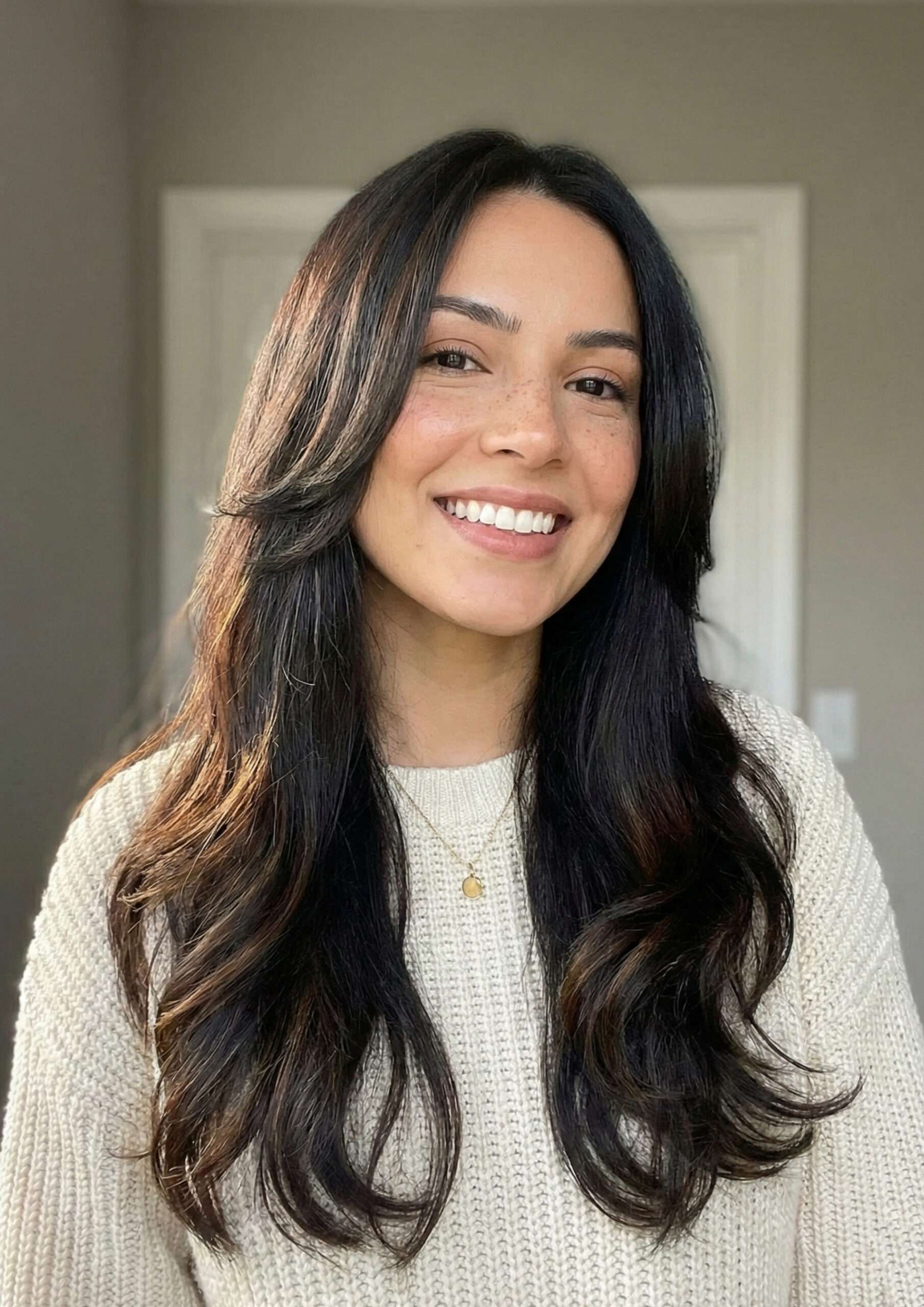 Mulher com corte de cabelo longo em camadas com face frame