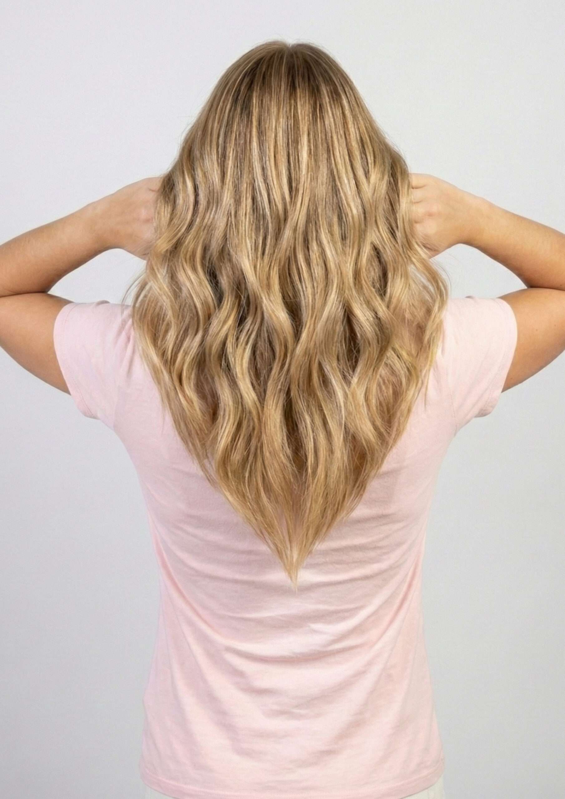 Mulher loira com corte de cabelo em V, silhueta pontiaguda